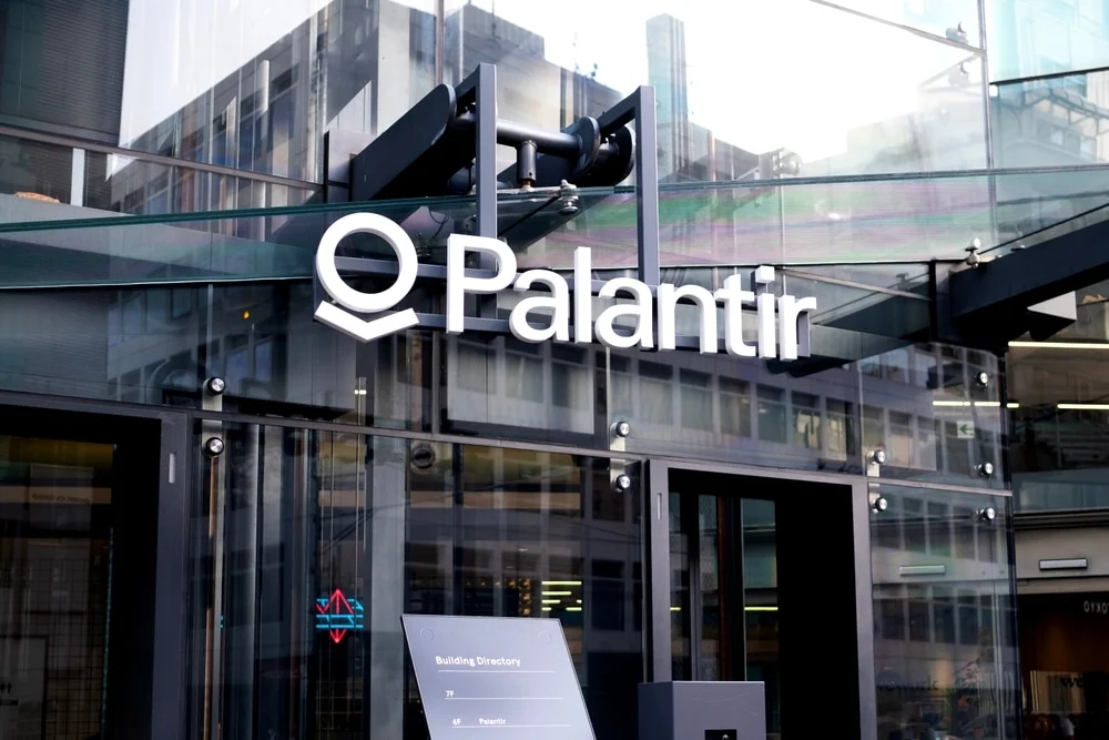Palantir Technologies飙涨420%引爆市场：AI热潮背后的机会与风险解析